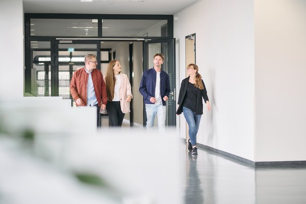 Berufsbegleitende Master Studierende im Gespräch miteinander.