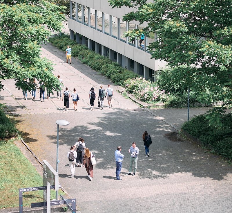 Studierende und Professoren der Hochschule Reutlingen auf dem Campus unterwegs.