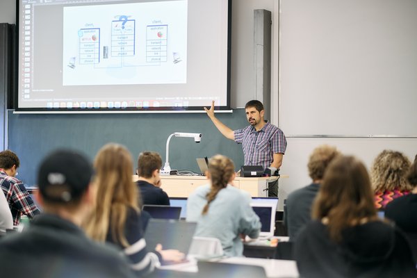 Master Studierende in einer Vorlesung an der Fakultät Informatik.